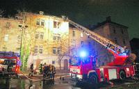 In gleißendes Licht war die Fassade der früheren Kaserne getaucht, damit die Feuerwehrleute auf der Drehleiter volle Aktionsbreite erhielten. FOTO: HBZ, Stefan Sämmer