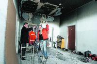 Stadtrat Arno Gossmann (li.) und Ortsvorsteherin Margot Schäfer machten sich ein Bild von der ausgebrannten Wohnung und begleiteten Bewohner, die gestern aus dem Krankenhaus zurückkehrten, in ihre vier Wände. Fotos: hbz/Stefan Sämmer