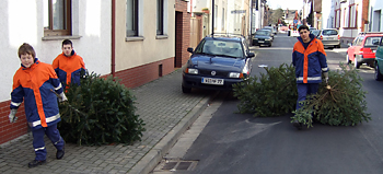 Die Jugendfeuerwehr holt Ihren Baum direkt vor der Haustür ab